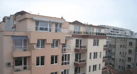 Летният пазар на жилища:  Много огледи и малко сделки