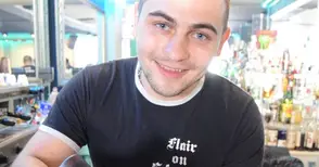 Млад барман подари десетки  цветя върху кафе на дамите