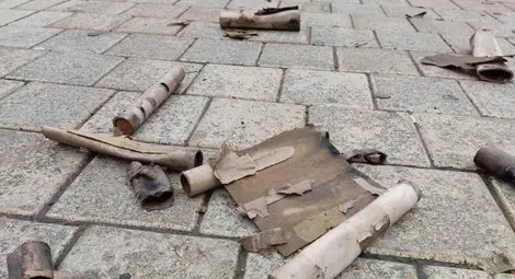 Това са част от купчините боклуци, останали след среднощното забавление на компанията.                   Снимка: Русе Медиа