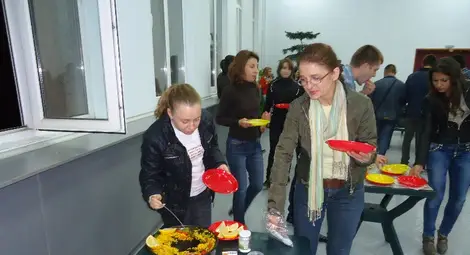 Испания влезе в Младежкия дом с тортиля, паеля и салморехо