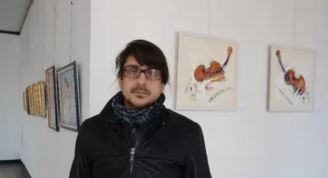 Председателят на русенското дружество на художниците Георги Пасев в изложбената зала.  Снимка: Красимир СТОЯНОВ