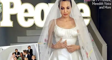 Анджелина мина под венчило с най-шантавата булчинска рокля