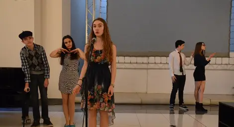 Мими Тромпеева оживя като Секси Мими в минимюзикъл на млади математици