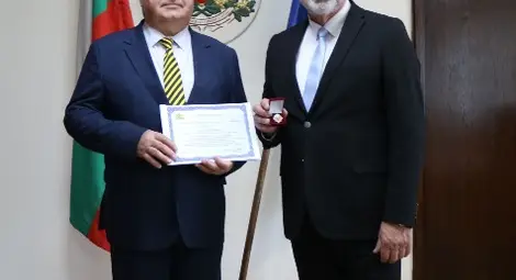 Най-дългогодишният директор на СУ &bdquo;Христо Ботев&ldquo; Теодор Коцев  бе отличен със знака на областния управител на Русе