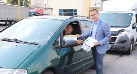 Зам.-областният управител Синан Хебибов раздаваше флаери на Дунав мост. 					 Снимка: ОА