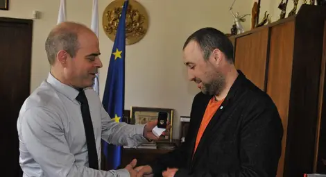 Златна значка на Русе окичи ревера на любимеца Мъйнов