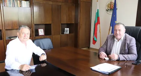 Обсъждат нов тир паркинг в Свободна зона, за да се разтоварят опашките пред Дунав мост