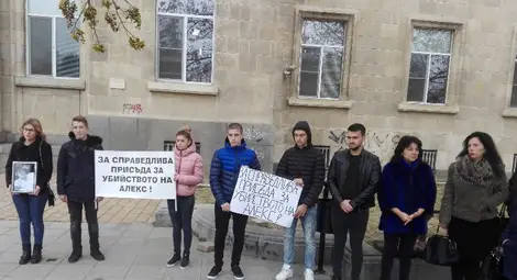 Близките на Алекс неведнъж заставаха пред Съдебната палата с искания за справедливост по време на заседанията по делото в Русе.	 Снимка: Архив &bdquo;Утро&ldquo;