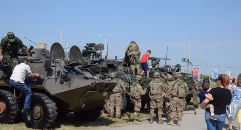 Изложението на бойни машини предислоцирано без предупреждение