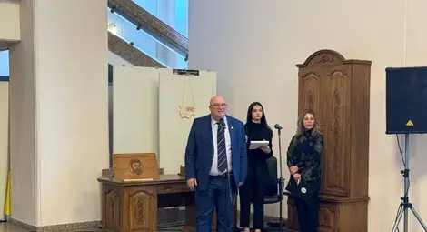 Ученици от девет града се състезават по мебелно производство и дърворезба в Русе Ученици от девет града се състезават по мебелно производство и дърворезба в Русе