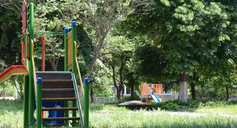 В &bdquo;Незабравка 2&ldquo; за шест групи деца има само 2 пързалки и 2 катерушки