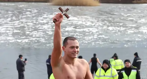 Смелчаци вадиха кръста от ледените води на Богоявление