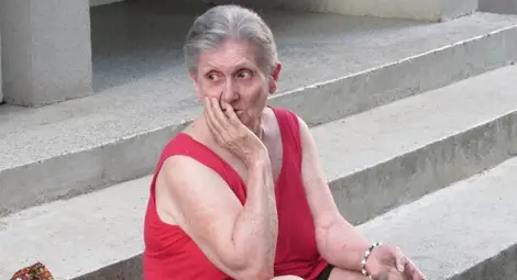 Искра от кабел запали апартамент със 17-годишно момиче в него