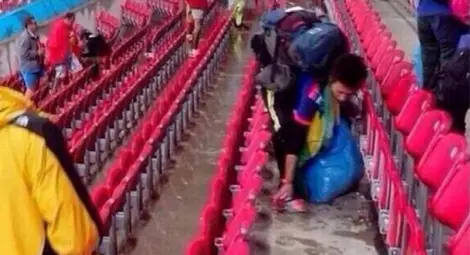 Феновете на Япония почистиха стадиона след мача с Кот д'Ивоар Феновете на Япония почистиха стадиона след мача с Кот д'Ивоар