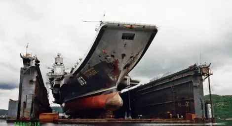 Плаващ док потъна заедно с единствения руски самолетоносач