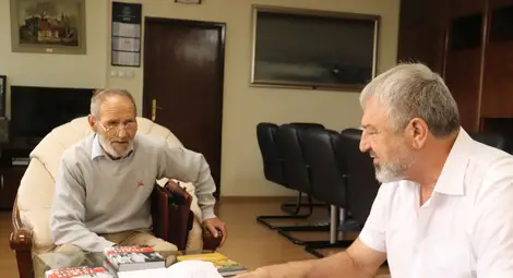 Областният управител на Русе Драгомир Драганов посрещна в кабинета си българския писател, драматург и сценарист Кънчо Атанасов