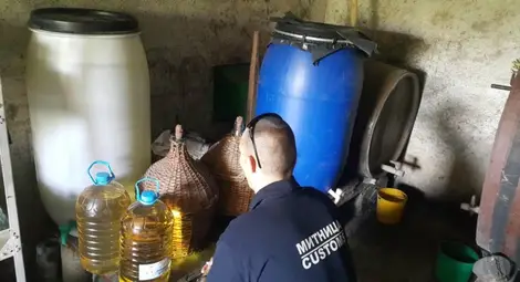 266 литра домашна ракия по обява в интернет задържаха в Лом