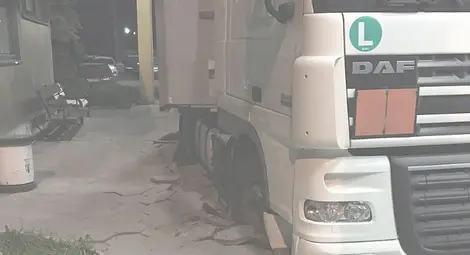 Пропаднал камион замалко не събори полицейска сграда на Дунав мост