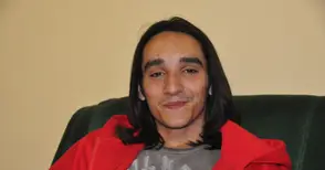 Момчето, което излезе от Дома за деца, за да седне на студентската скамейка