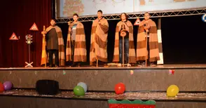 „Приказка за пътя“ разказаха  студенти на деца от Център „Надя“