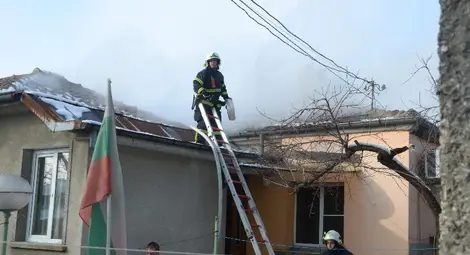 Окончателно оправдаха майка на 10 деца, спасени от запалена при игра къща
