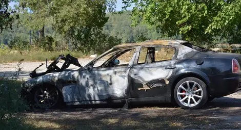 Луксозно мазерати на безработен младеж запалено преди разсъмване