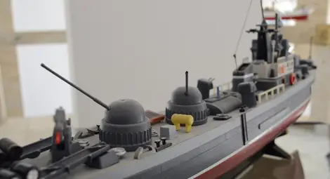 След 30-годишна пауза Мартин Конов отново прави макети на кораби. Този път от... боклуци