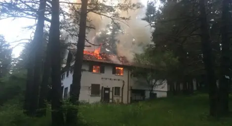 Пожар унищожи най-старата хижа в курорта Паничище
