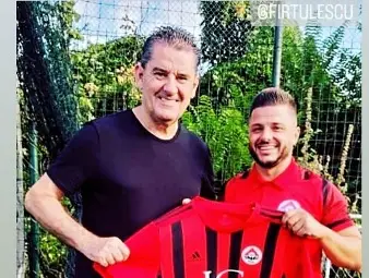 Футболистът с бившия мениджър на &bdquo;Астън Вила&ldquo; Джон Грегъри, под чието ръководство играе в индийския &bdquo;Ченай&ldquo;.