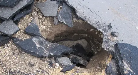 Двуметрова яма зейна до Арената