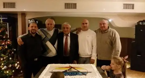 Балтаджиев /вторият отляво надясно/ получи купата в Пловдив. 					            Снимка: Утро