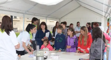 Деца приготвяха здравословни салати като Джейми Оливър