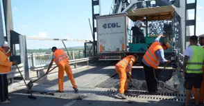 Запълват до неделя дупките в нашата част на Дунав мост