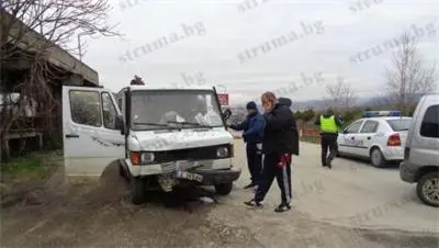 Жена се обърна с буса си в храстите