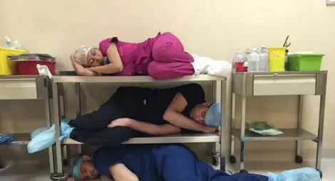 Блогър снима заспала лекарка и я оплю, отговорът бе съкрушаващ (СНИМКИ)