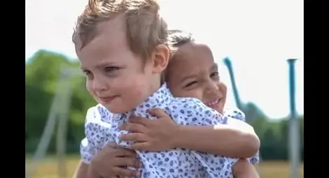 Това са Боби и Райли - близнаците с различен цвят на кожата