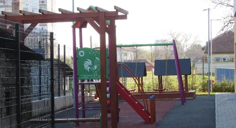 Зад оградата на новия блок има красива детска площадка. И тя е единствената в района между улица &bdquo;Шипка&ldquo; и бул.&ldquo;България&ldquo;.  Снимка: Русе Медиа