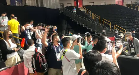 Журналисти &ldquo;нападнаха&rdquo; звездите на НБА за снимки