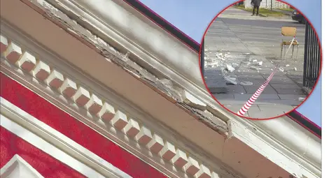 Рухна корниз от ремонтираната сграда на Русенската опера