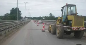 Ремонтират фугите  на моста край Бяла