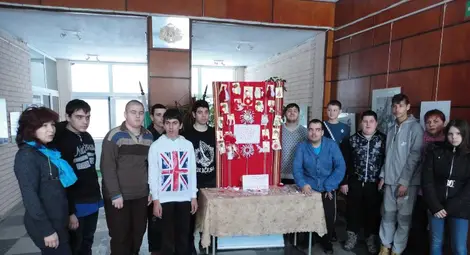 Гимназисти от &bdquo;Буров&ldquo; помагат на съученик с мартеници за благотворителен базар