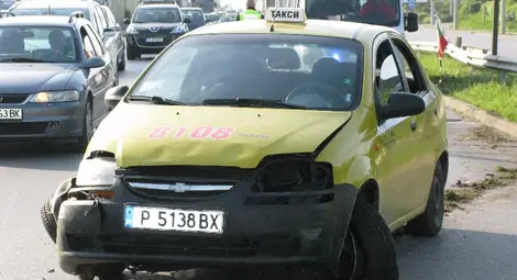 Клиентка в такси пострада в катастрофа