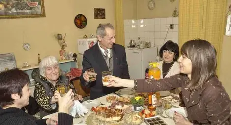 Колеги от МВР отрупаха с подаръци 90-годишната рожденичка Еленка Цанева