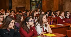 100 ученика научиха откъде идват тогите