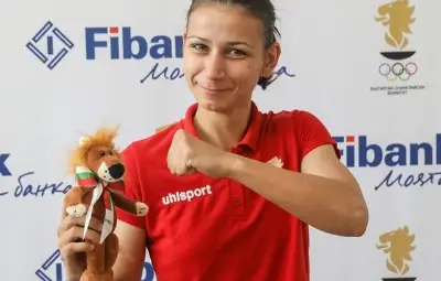 Плюшено лъвче ще носи късмет  на Габриела Димитрова в Минск