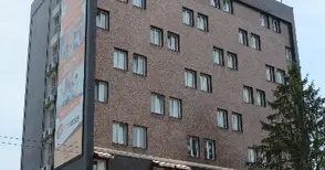 Гост на хотел плаши със скок от петия етаж след коктейл от алкохол и дрога