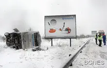 Автобус се обърна на АМ "Хемус" край Шумен