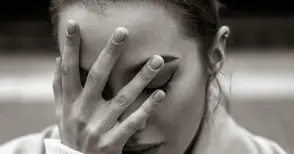 Тъмната нощ на душата: Когато животът те съблича от илюзии, за да те облече в истина