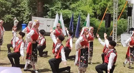 Автентичен фолклор, вкусни гозби и игри за децата привличат гости  от цялата страна утре край Ивановските скални църкви