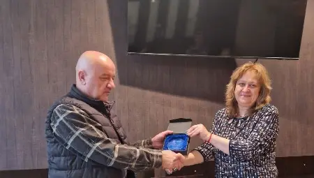 Нина Крушева, пастпрезидент на РК „Русе“ и настоящ асистент дистрикт гуверньор, връчва на Иво Братанов награда, с която е удостоен от Виолина Костова, дистрикт гуверньор на Дистрикт „България“ през ротарианската 2022/23 година. Нина Крушева, пастпрезидент на РК „Русе“ и настоящ асистент дистрикт гуверньор, връчва на Иво Братанов награда, с която е удостоен от Виолина Костова, дистрикт гуверньор на Дистрикт „България“ през ротарианската 2022/23 година.